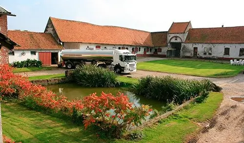 camion dans la ferme